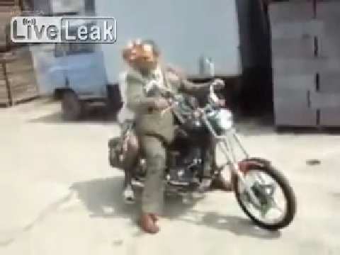  어느 노부부의 오토바이