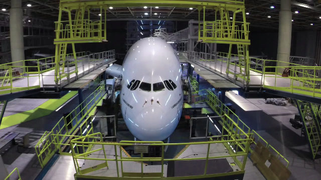  세계 최대 여객기 A380의 점검
