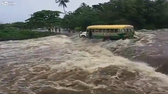 급류에 휘말려버리는 만원버스