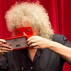 퀸의 기타리스트 브라이언 메이가 VR 카드 보드를 제작