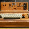 버렸던 고물이, 2억 4천만원짜리 Apple 1 컴퓨터였다?