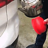 뜨거운 물과 뚫어 뻥으로 자동차 찌그러짐 치유하는 방법