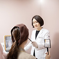 강남 눈밑꺼짐 시술, 자연스러운 볼륨 회복 방법