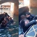 "중국인 관광객"… 이탈리아 베네치아 곤돌라 뱃사공 지시 무시하다 결국 '물에 빠지는 사고'