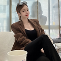 김효진 -  레이싱 모델. 2016년 4월 슈퍼레이스 경기로 첫 데뷔했다고 한다. 데뷔 이전에는 옷가게를 운영하거나 피팅모델, 패션모델