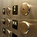 추락하는 엘리베이터에서 점프하면 살 수 있을까?