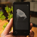 앞은 컬러, 뒤는 흑백, E-ink 사용하는 Yotaphone 드디어 출시!