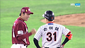 손아섭에 아웃 선언하는 강정호