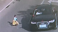 아기의 역주행 아찔한 순간