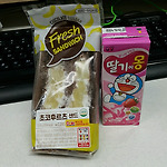 아침밥은 초코후르츠샌드위치 + 딸기에몽