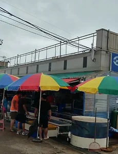 몽산포항에 있는 몽산포수산물판매장(몽산포회센터)에서 맛있는 회를 드세요.