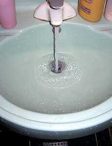 댁의 목욕탕 세면대는 얼마나 깨끗하십니까?