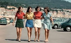 4명의 여성이 같이 갔던 첫 휴가의 사진을 50년 만에 재현하다.