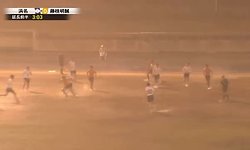 폭우와 강풍속에서 진행된 일본 고교 축구경기의 한 장면