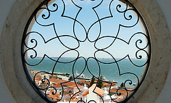 여행지에서 내다보는 창 밖의 아름다운 풍경