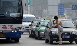 중국 허페이(合肥)시 도심에서 알몸으로 쇼한 더위먹은 남자