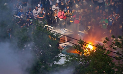 폭동이 일어난 밴쿠버 거리 한 가운데서 진한 키스를..