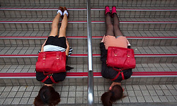 관광지나 대로변에서 시체놀이 하는 대만의 부가소녀(仆街少女)