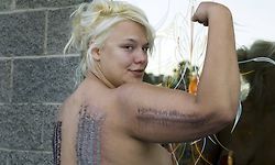 온몸에다가 3,200개의 피어싱을 하고 기네스세계기록 세웠다고 좋아 하는 ...