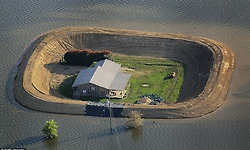 홈메이드 제방으로 내 집을 지켜낸 미시시피강 홍수지역 풍경