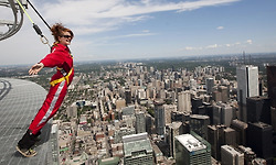 세상에서 가장 높은 산책로 토론토 'CN타워의 엣지워크(EdgeWalk)' 오픈