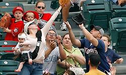 8개월 된 아이 보듬고 파울볼 멋지게 잡아낸 아줌마