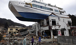 쓰나미로 민박집 2층 지붕에 올라탄 유람선.. 그냥 두지 왜 철거를..