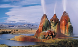 네바다 블랙락 사막에 있는 플라이 가어저(Fly Geyser)라는 이름의 간헐천