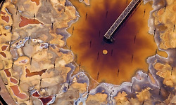 사진작가이자 환경운동가인 헨리 페어(J. Henry Fair)가 찍은 '파괴의 추상화(Abstraction of Destruction)'