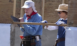아이티에서 해비타트 집을 짓고 있는 지미 카터 전 대통령