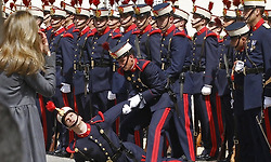 이러면 안 되는데.. 서 있기가 힘들어 쓰러진 군인