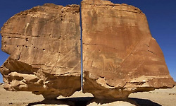 어떻게 이렇게 잘라졌을까? 타이마 오아시스의 알 나스라 바위