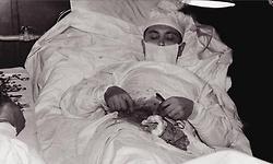 남극 기지 의사가 자기 맹장 수술을 자기가 하다.
