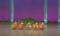 억지 미소로 미친듯이 기타를 잘 치는 북한 어린이들