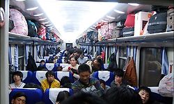 중국 도회지 노동자의 주말 귀향열차 속 고단한 풍경