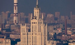 건물 첨탑 꼭대기에 맨몸으로 오르는 러시아 아이들