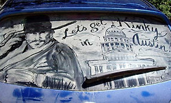 흙먼지 묻은 자동차 유리창에 그림을 그리는 스콧 웨이드(Scott Wade)씨