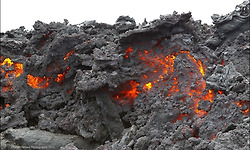 용암이 강물처럼 흘러내리는 하와이 빅 아일랜드의 활화산