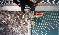2012년 APEC가 열릴 러시아 루스키섬 다리의 주탑위를 맨손으로 오른 겁 하나도 없는 러시아 젊은이