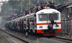 인도네시아 열차 지나는 곳에 콘크리트 볼을 매달아 놓은 이유