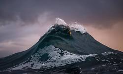 레이 콜린스(Ray Collins)의 산처럼 솟은 파도 사진