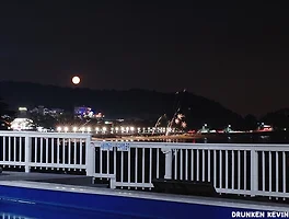 동막 해변의 야경을 바라보며, 강화도 《바오밥 카페》