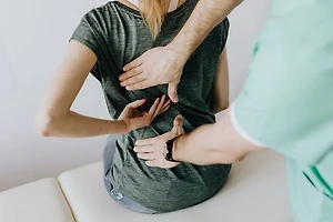 어깨 아플 때 꼭 알아야 할 치료법과 회복 운동 방법 모음 썸네일