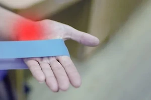 손목 관절염 증상과 관리법: 초기 대처 방법 썸네일