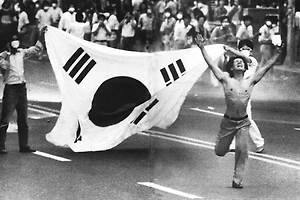 서울의 봄을 시작으로 유행 중인 영화들, 민주화 운동의 역사는? 썸네일