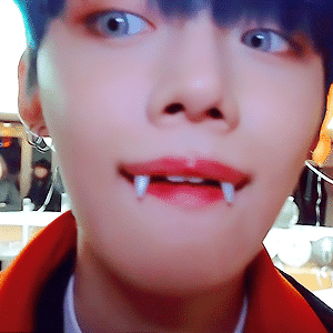 191107 HALLOWEEN FAN SIGN EVENT