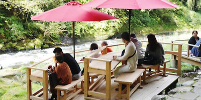 【가나자와근교】카가*야마나카온센 숲속 카페(鶴仙渓川床 가쿠센케이카와도코)