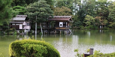 가나자와 겐로쿠엔 연못 위의 찻집