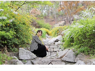 [인물사진] 인왕산로 겹황매화와 조팝나무 아래에서 - 모카