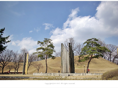 빛의진로 조각작품이 있는 올림픽공원 산책로 4월풍경